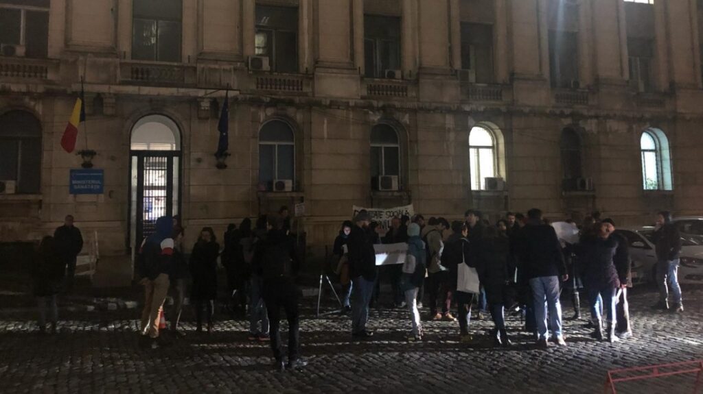 Protest la Ministerul Sănătății, ministrul e în Franța