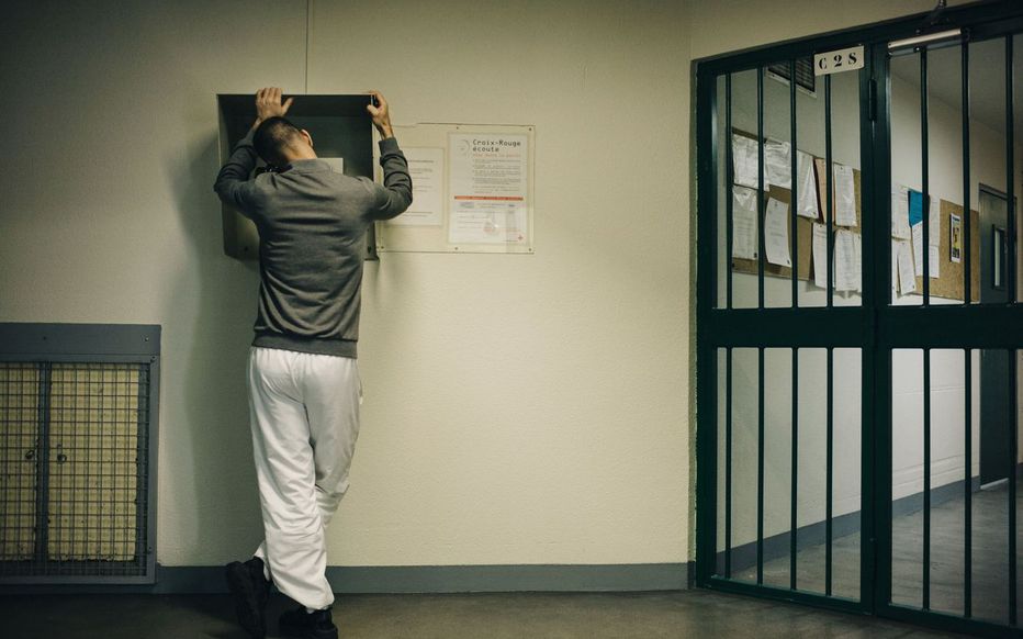 Toate celulele închisorilor din Franța vor avea telefon fix