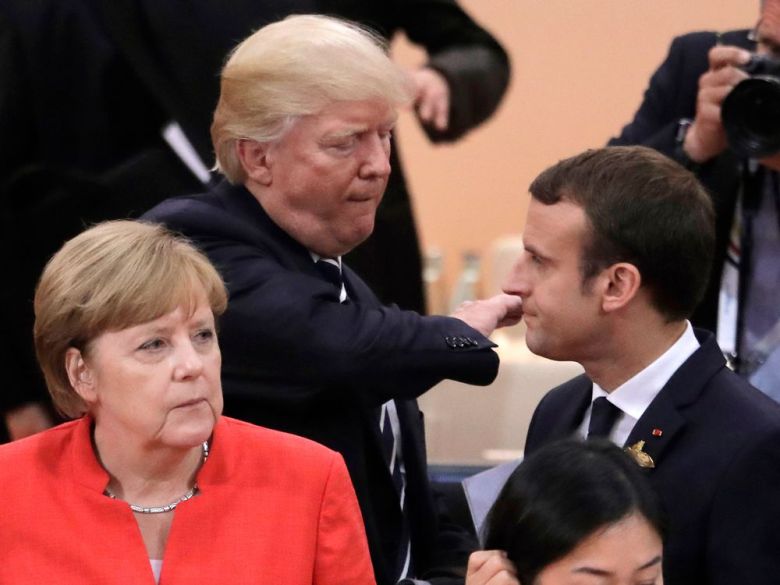 Amor strategic cu năbădăi: Trump și Merkel se ceartă, dar nu divorțează. Macron lăsat cu buzele umflate