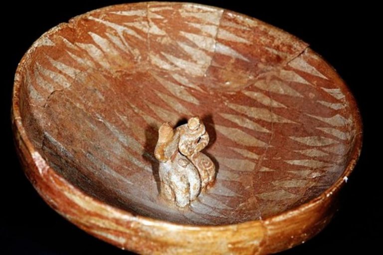 Tezaur românesc unicat: Vasul Gumelniţa, cu îndrăgostiţi, vechi de 6500 de ani