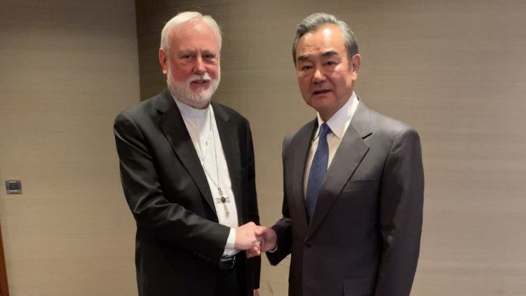 Întâlnire istorică între China și Vatican. Și-au dat mâna după șapte decenii