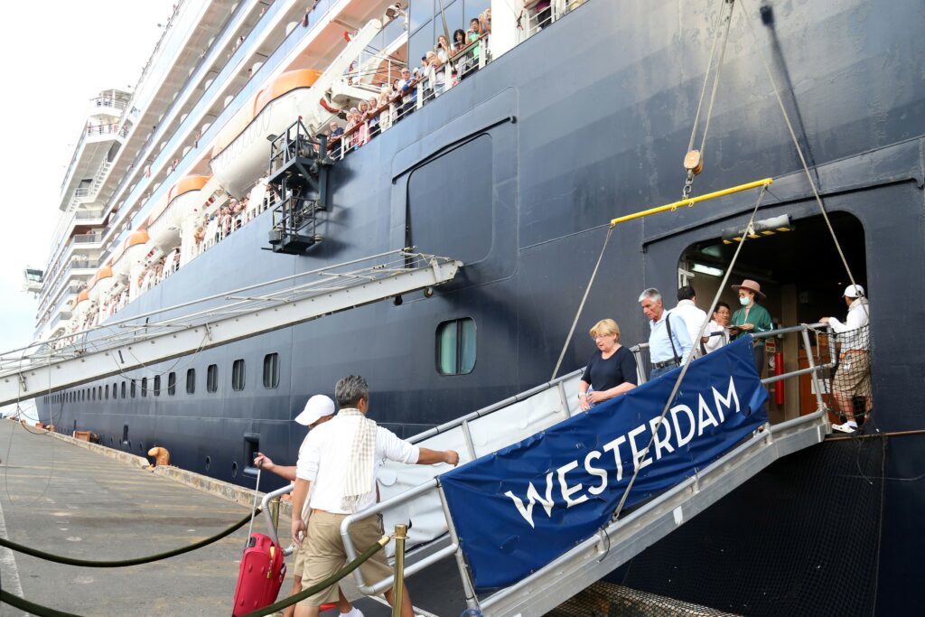 Ce se întâmplă cu cei nouă români de pe bordul navei Westerdam. Unul dintre ei a „evadat”