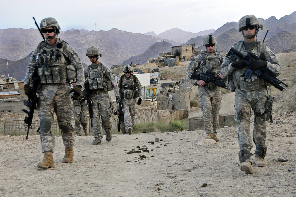 Afganistan va elibera 5000 de talibani. Americanii pleacă