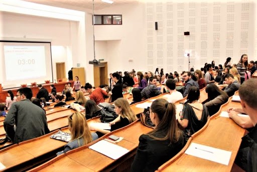 COVID-19 impune ”învățământ la distanță” în universitățile din România