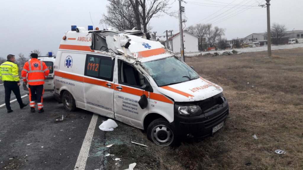 Prahova. Ambulanță plină cu pacienți, spulberată pe „Drumul morții”, de la Florești