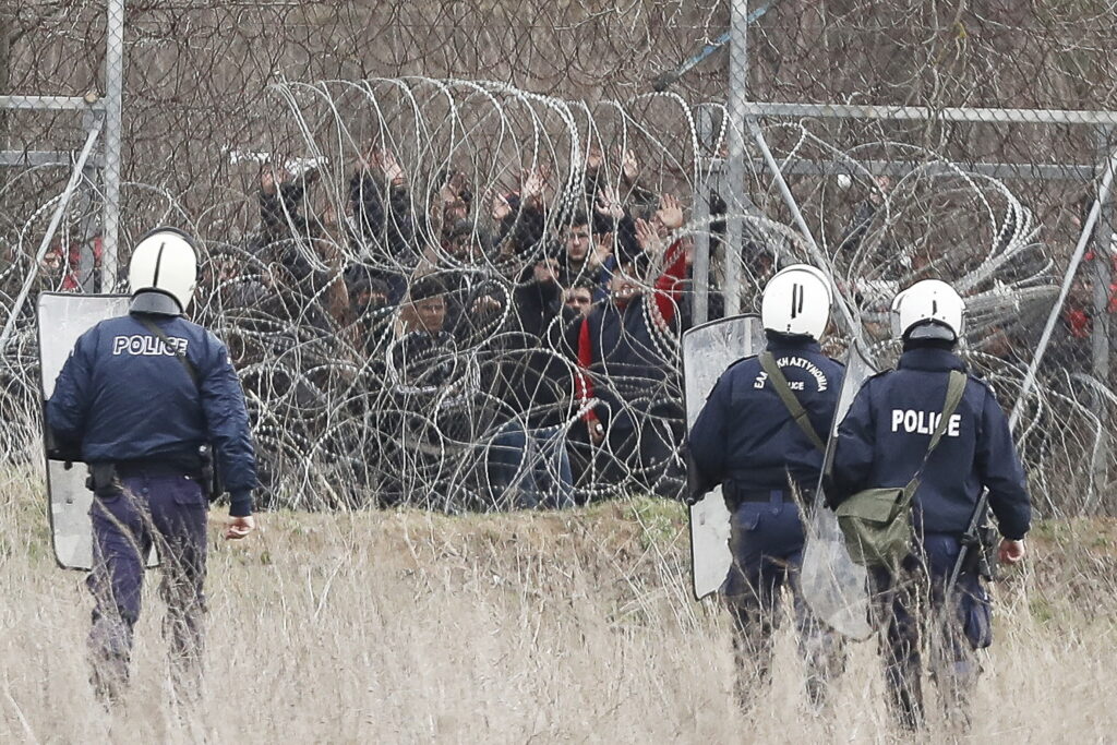 Criza migranților ia amploare. Confruntări sângeroase pentru biletul spre libertate