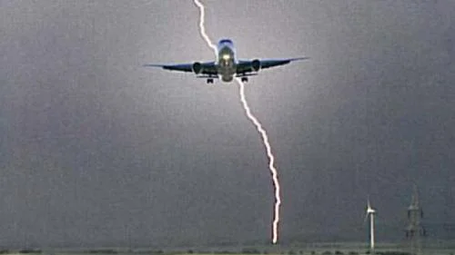 Panică în aer: Avion Tarom, lovit de fulger imediat după ce a decolat!