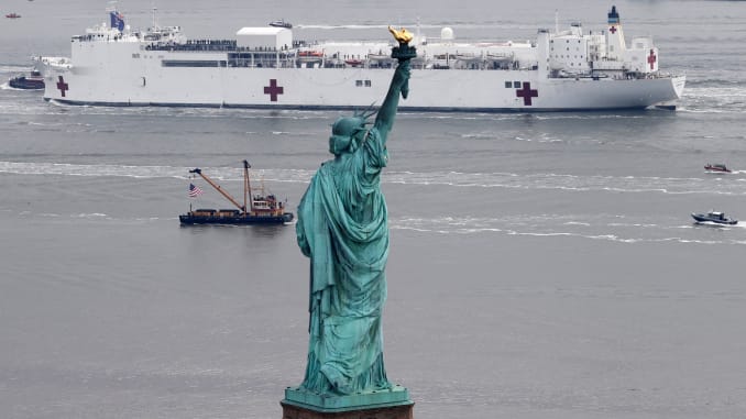 Uriașul spital plutitor USNS Comfort a ajuns la New York