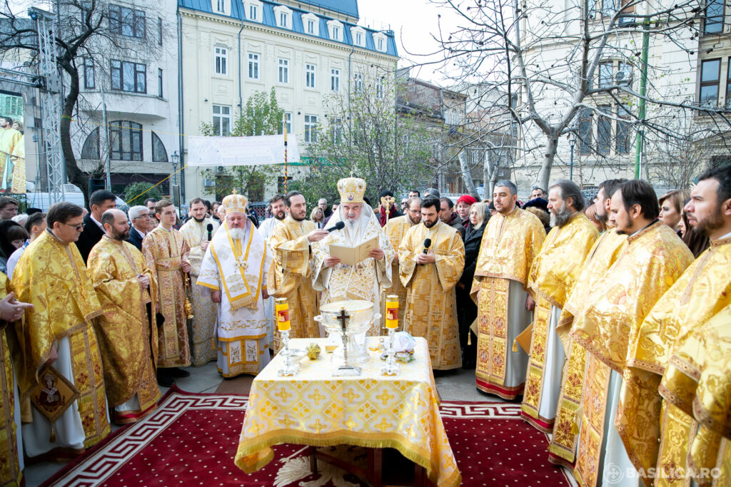 Anunț al Patriarhiei: „Bisericile nu se închid! Slujbele se mută în aer liber”