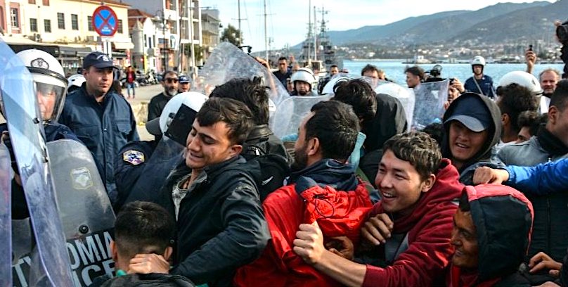Război informațional total împotriva Greciei! Cine vrea lupte între imigranți și greci?