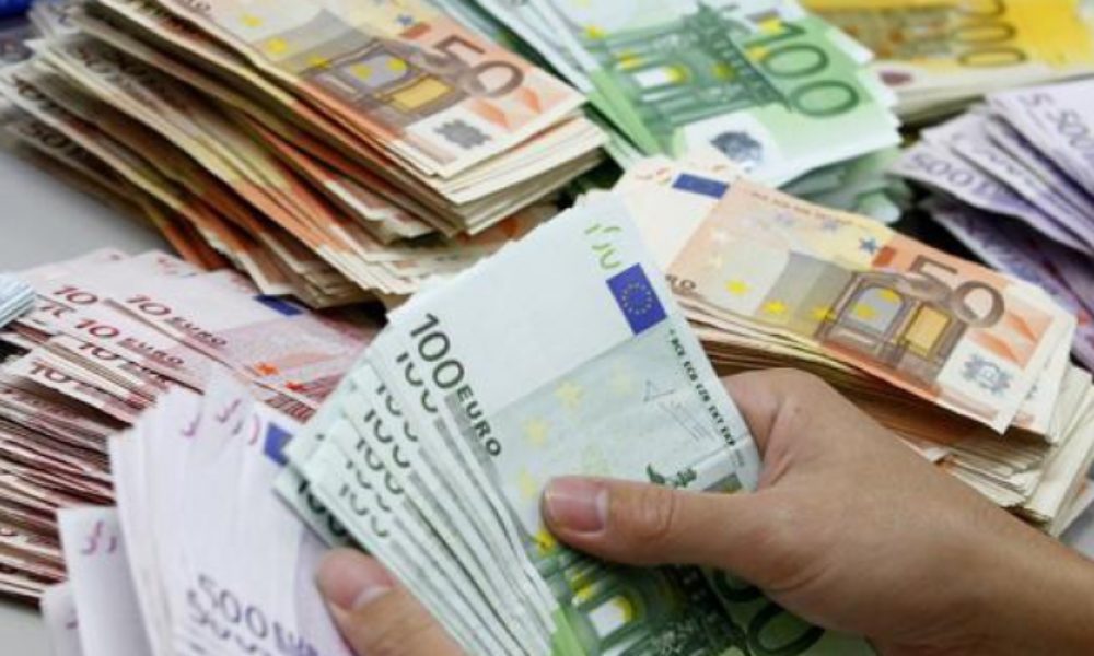 O casieriță a găsit, în magazin, 30.000 de euro. Ce a făcut cu banii
