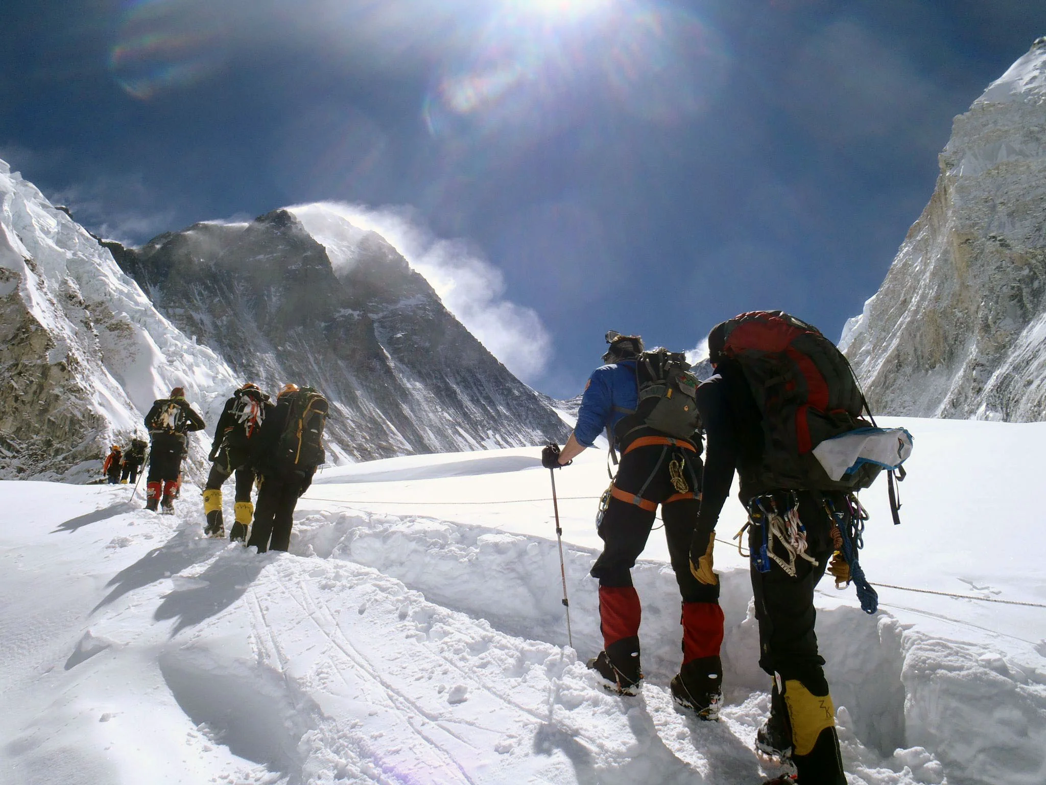 Everestul va deveni din ce în ce mai greu accesibil. Legile se înăspresc