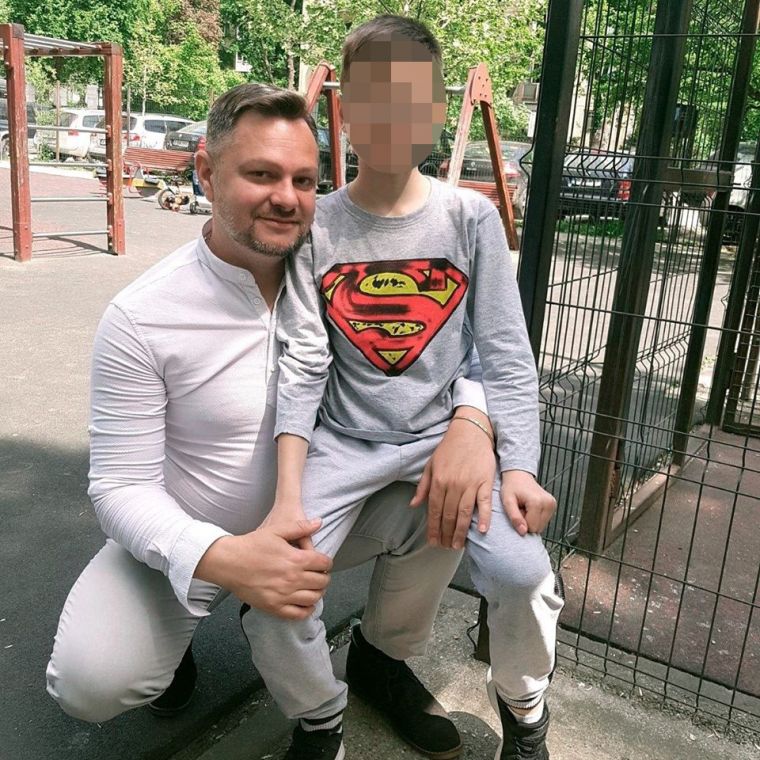 Fiul unei vedete din România, otrăvit la școală! A fost chemată de urgență o ambulanță