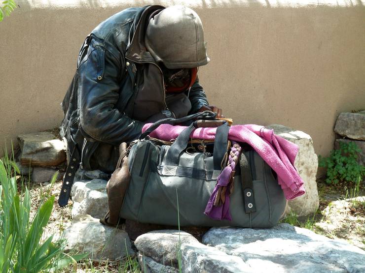 Covid-19 lasă persoanele fără adăpost în voia sorții. ONG-urile își suspendă activitatea