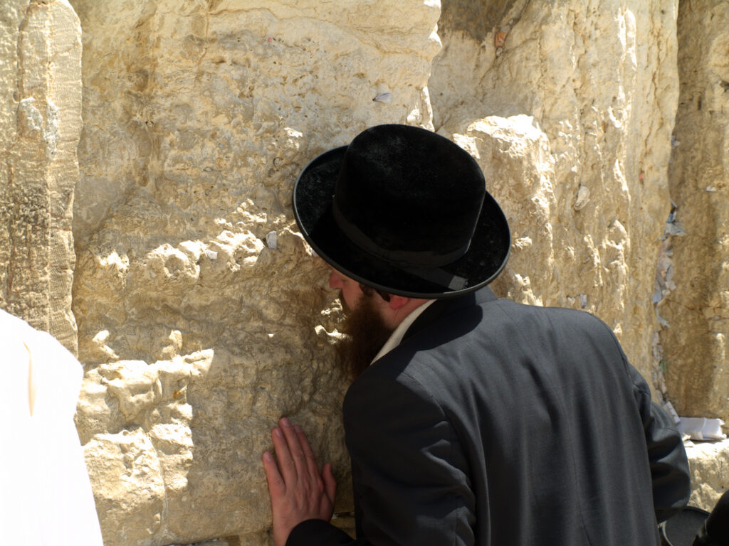 Rabinul Șef le cere evreilor să nu mai pupe Zidul Plângerii
