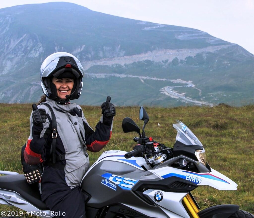 Femeia care a lăsat biroul dintr-o multinațională pentru a le arăta străinilor frumusețile României, pe motocicletă