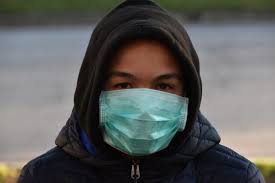 Coronavirus. Studenți chinezi, amendați la Paris că poartă măști