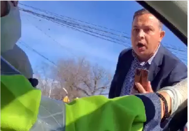VIDEO. Primar PSD-ist devenit cocalar în fața polițiștilor. A amenințat un agent, că doar are și el „pile”!