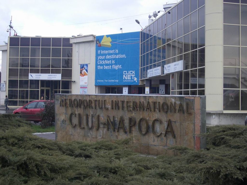 Mizerie de nedescris la triajul aeroportului din Cluj. Cum sunt așteptați călătorii. Video