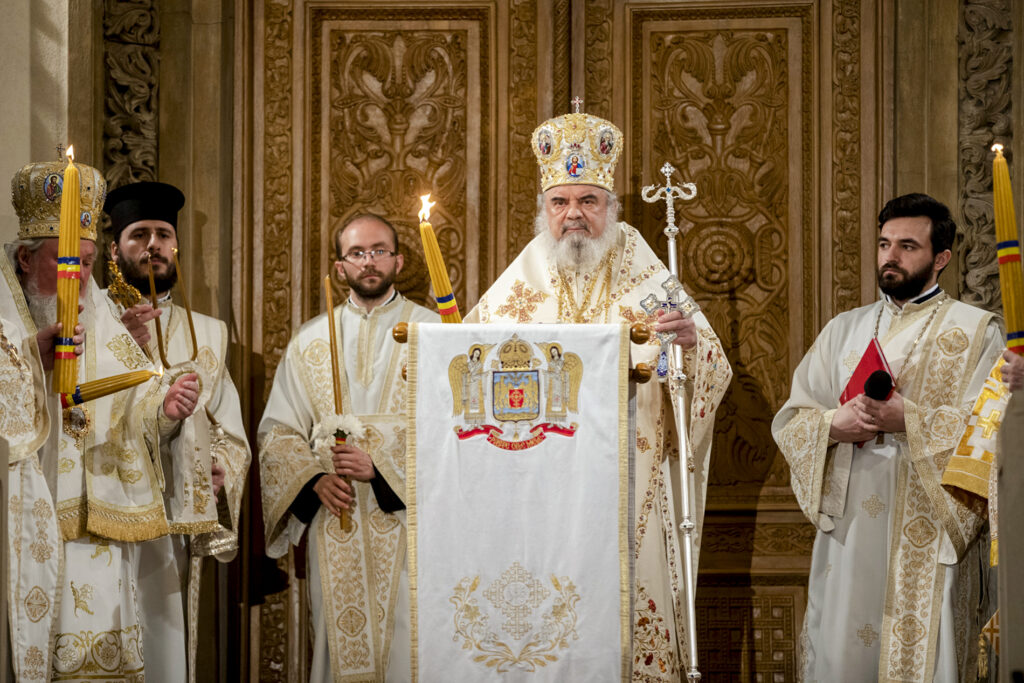 Bisericile vor ține slujbele în interior. Reacția Patriarhiei Române