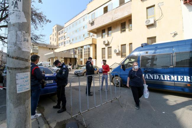 Polițistul care a infectat 120 de persoane și a închis un spital a fost externat
