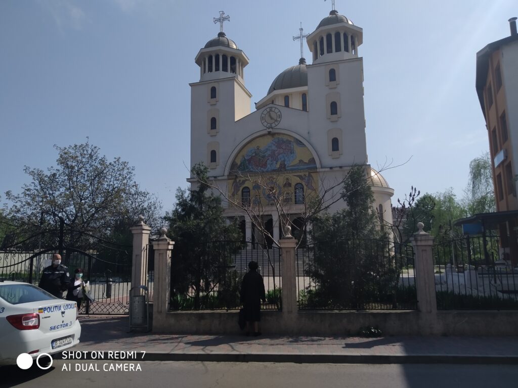 Reportaj. Patimile românilor în fața bisericilor închise: ”Asta ne-a mai rămas, credința”.