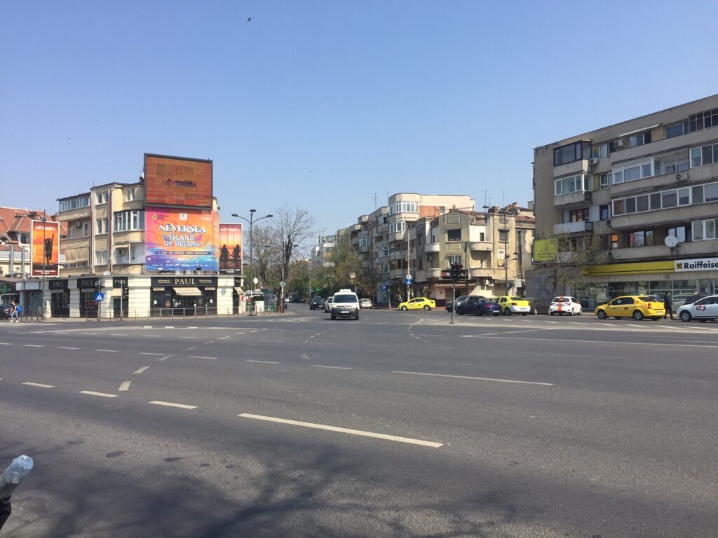 Reportaj. Nucleul flăcăilor de bani gata și al pițipoancelor din București a ajuns o ruină