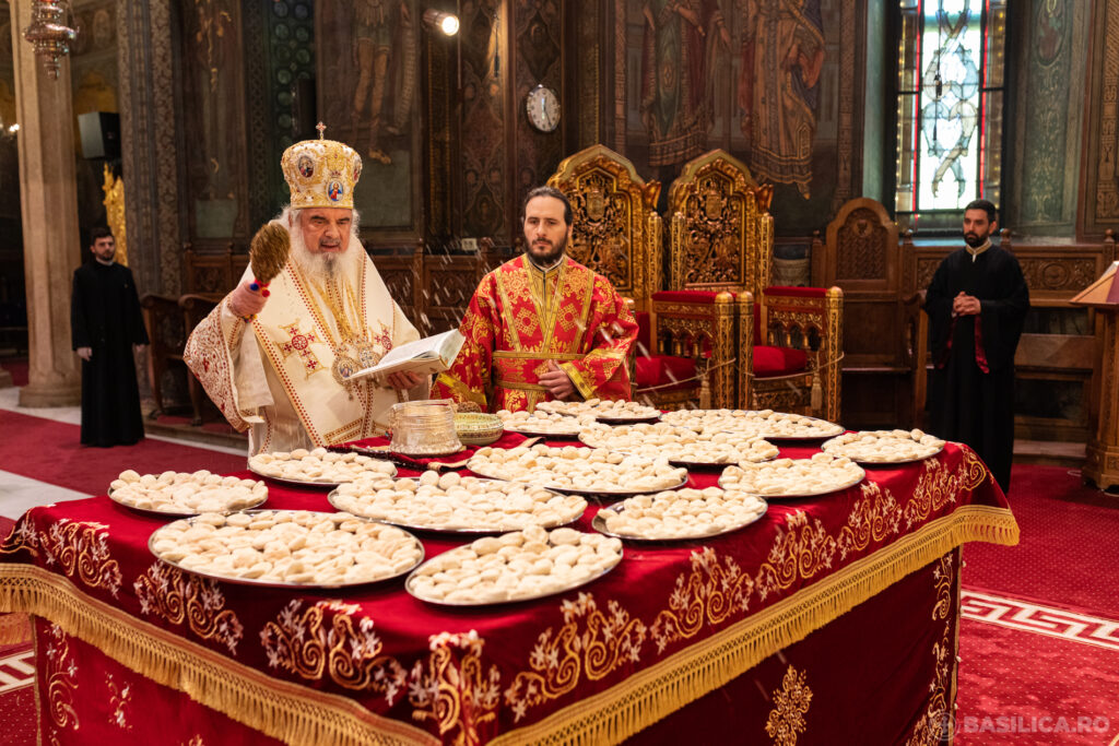 Patriahul Daniel a binecuvântat Paștile, la Catedrala Patriarhală. Ele vor fi distribuite vineri și sâmbătă