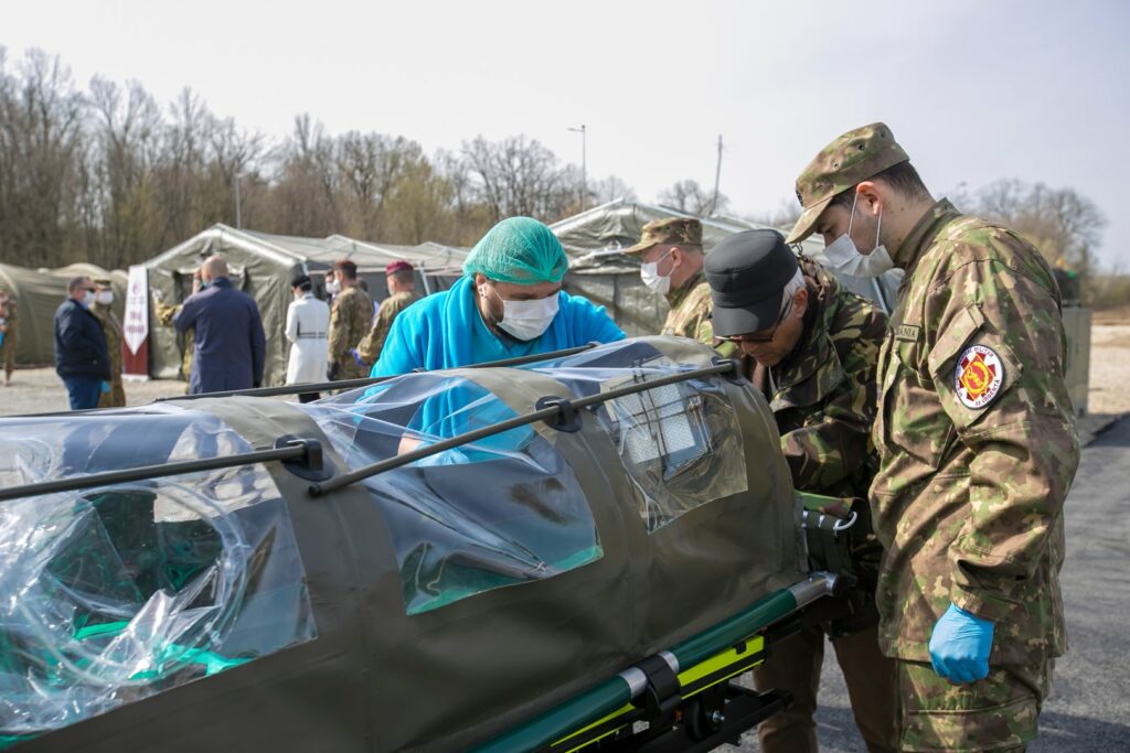Pacienți bolnavi de COVID-19, internați la spitalul militar mobil din Otopeni