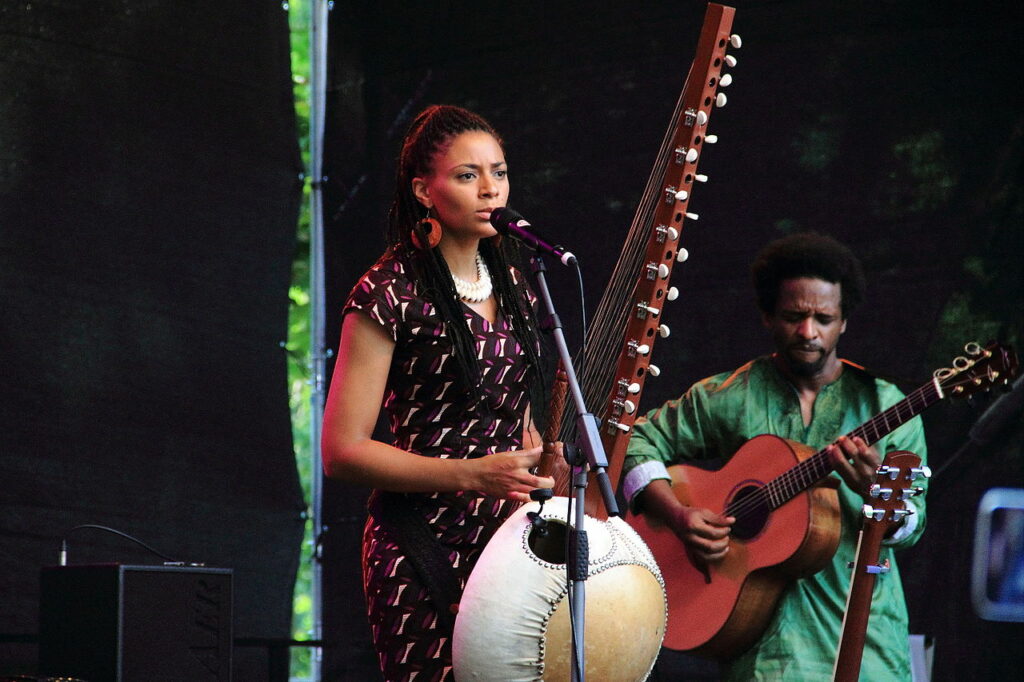 Magia muzicii vest-africane. Sona Jobarteh, prima artistă dintr-o familie Griot lăsată să cânte la instrumentul kora | VIDEO