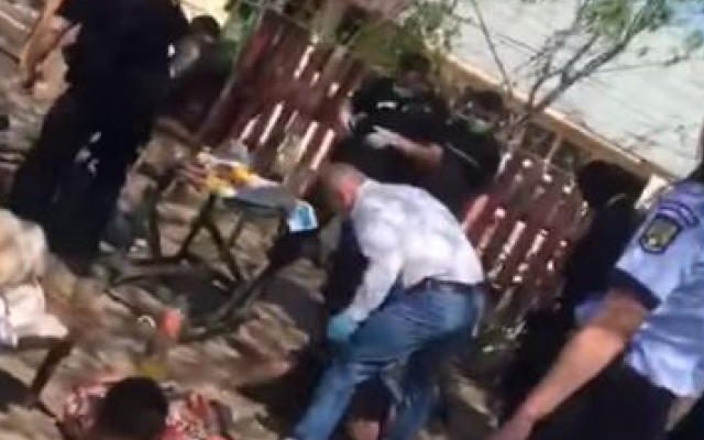 Cruzime fără limite! Bărbat încătușat și rupt în bătaie de șeful Poliției Bolintin Vale! VIDEO!