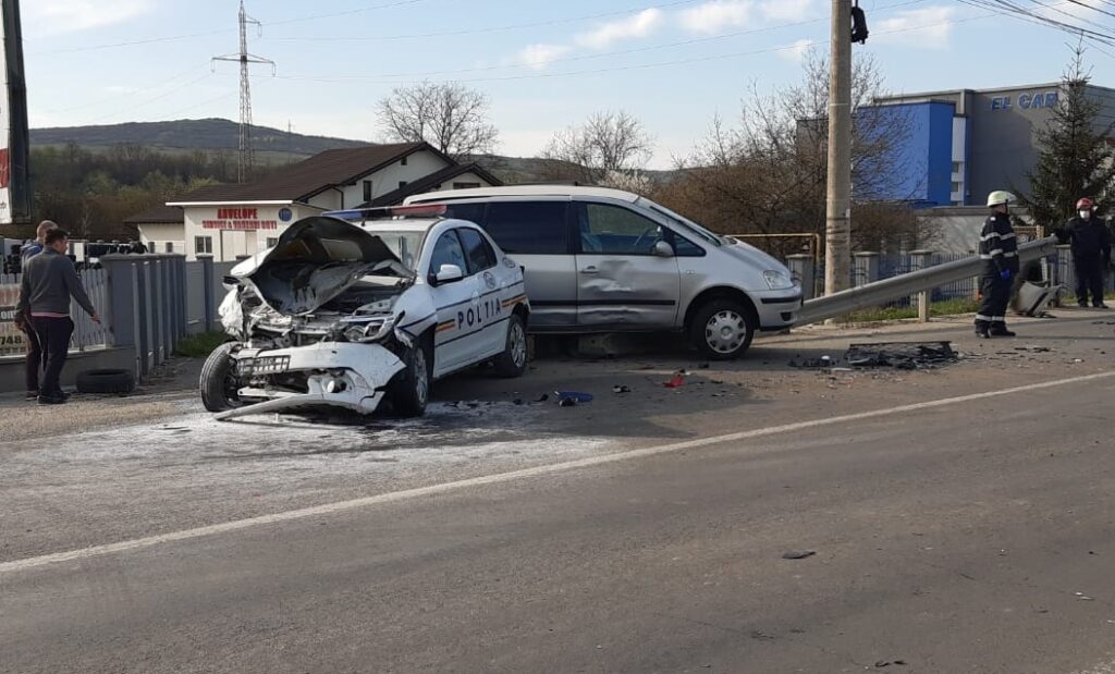 Mașină de poliție făcută praf! Șoferul a intrat într-un cap de pod