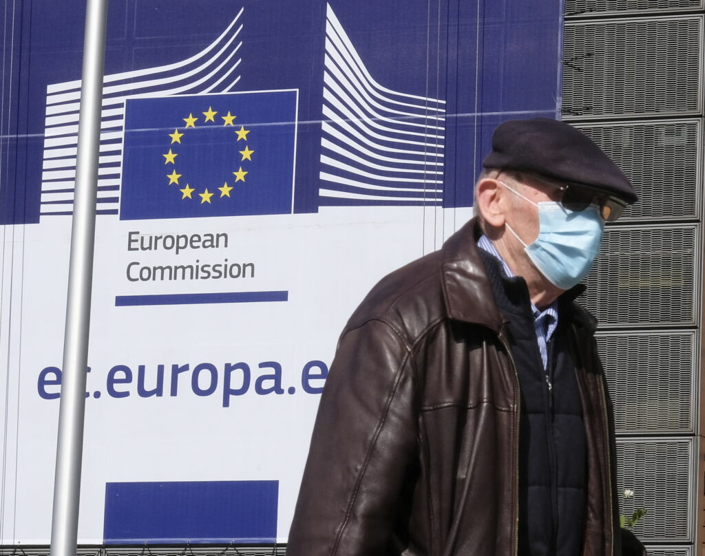 EUOBSERVER: Comisia Europeană respinge represaliile vizelor  pentru cetățenii americani