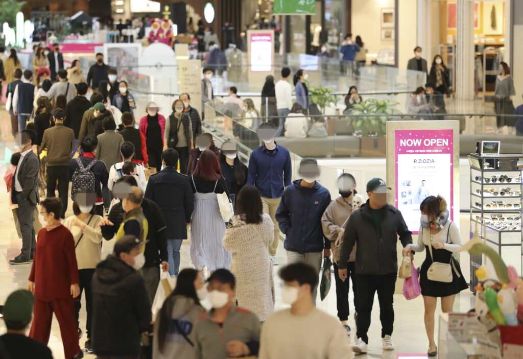 După drojdie și hârtie igienică, o nouă nebunie de pandemie: Mall-urile, luate cu asalt!