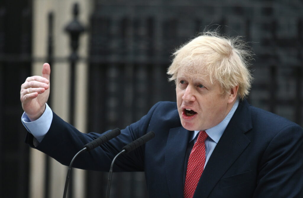 Cine e bărbatul care-l chinuie groaznic pe premierul Boris Johnson