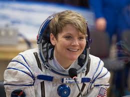 O femeie și-a acuzat nevasta astronaut că i-a umblat la contul bancar în timp ce se afla în Spațiu
