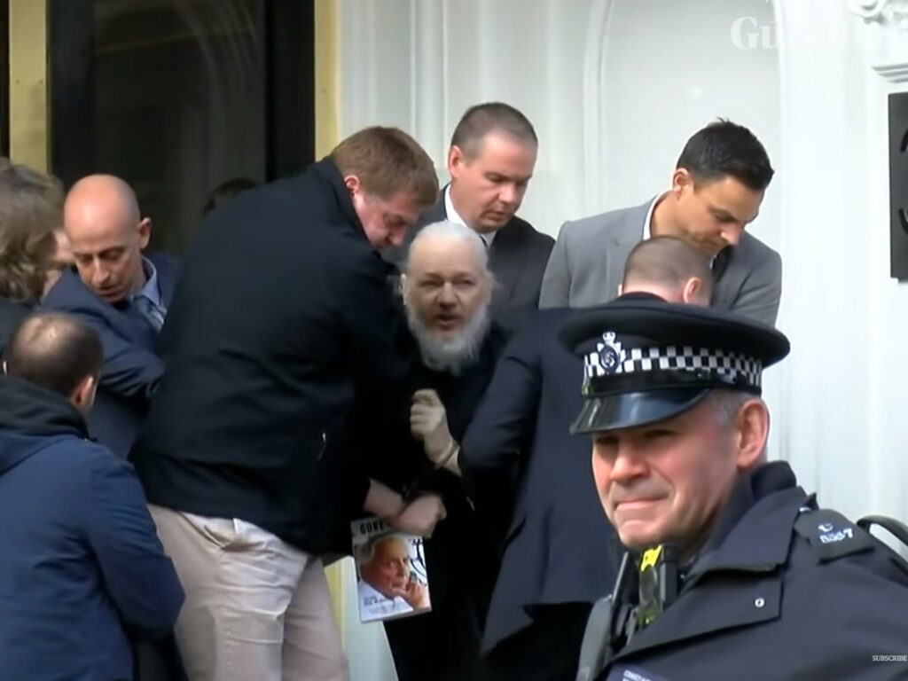 Fondatorul WikiLeaks rămâne în Marea Britanie. Assange scapă de extrădarea în SUA