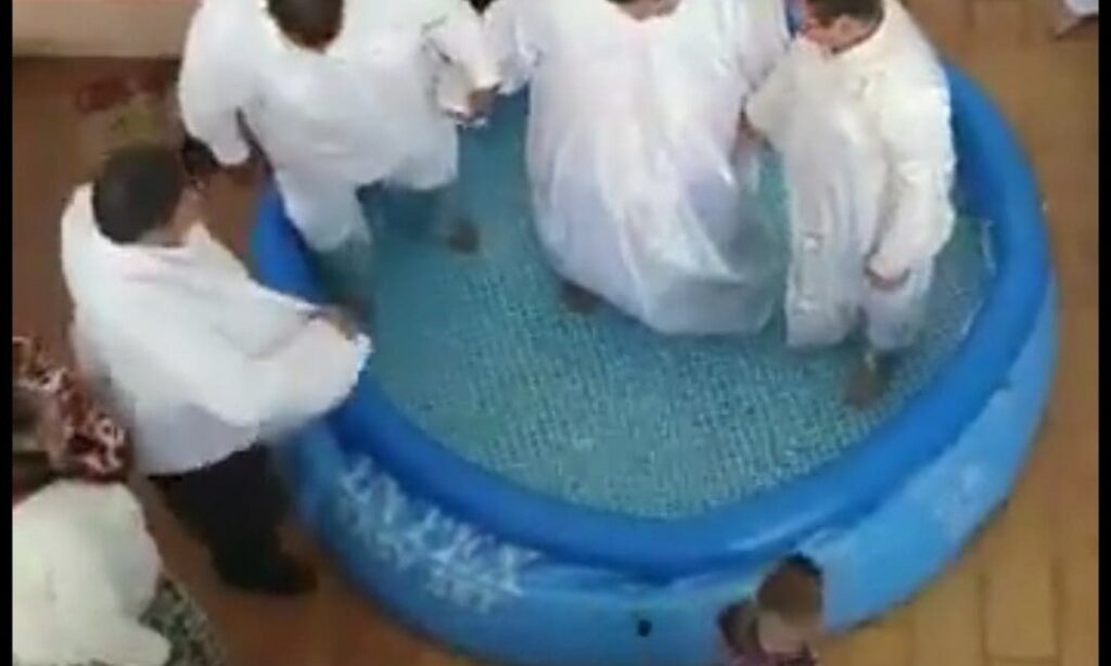 Botez în grup, în piscina pentru copii, în plină pandemie