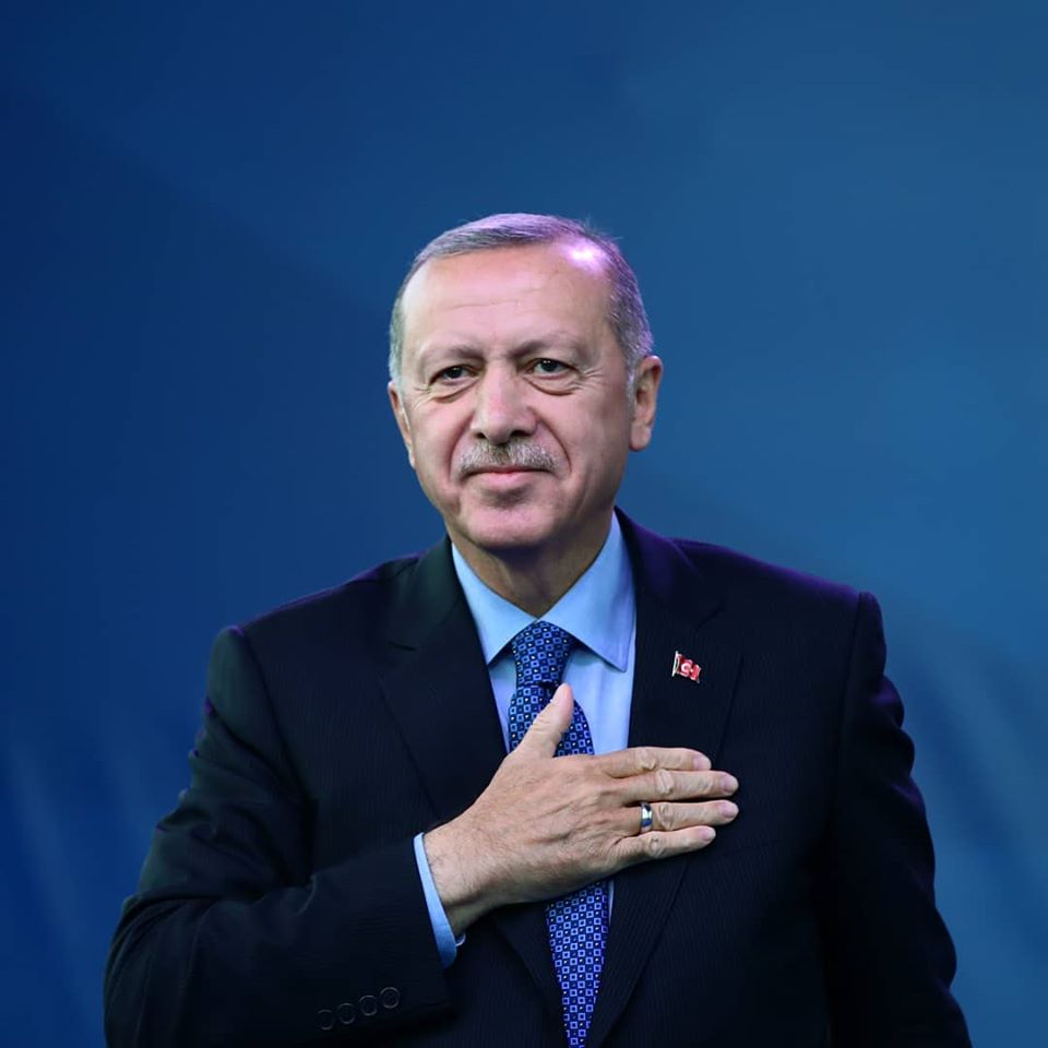 După China, și Turcia merge pe diplomația măștii. Erdogan, sultanul umanitar