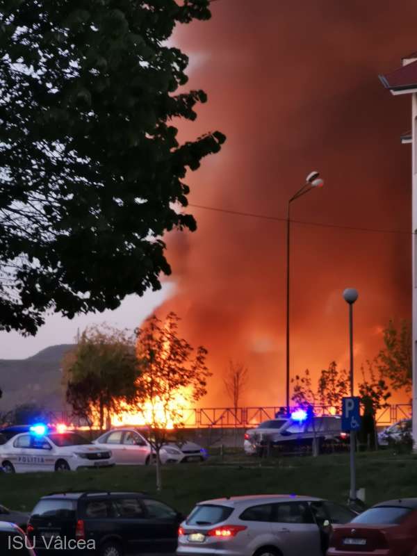 Flăcările mistuie vegetația în Râmnicu Vâlcea. Pompierii se luptă cu incendiul