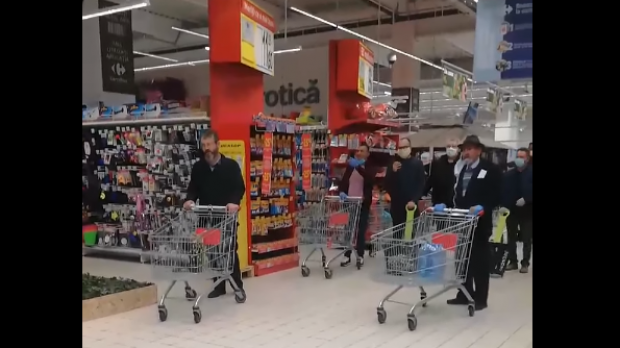 Impresionant. Clienții unui supermarket cântă la unison „Hristos a Înviat”. Video