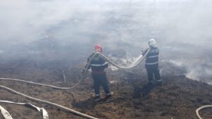 Pompierii intervin la Sintești