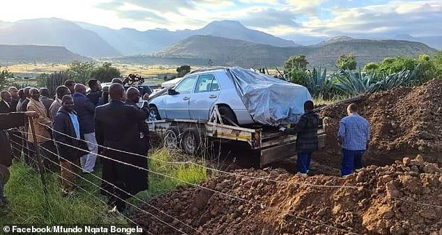 Un bărbat din Africa de Sud a fost înmormântat cu tot cu mașina sa, cu mâinile pe volan | FOTO