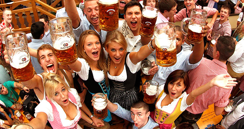 Oktoberfest: Cu doar 5000 de euro îți rezervi o masă, dar și o infecție cu Covid-19