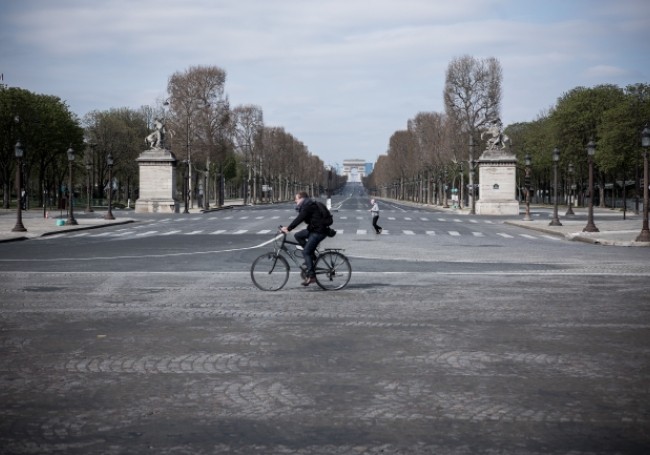 Ieșirea din izolare: Marile bulevarde ale Parisului se transformă în piste pentru bicicliști