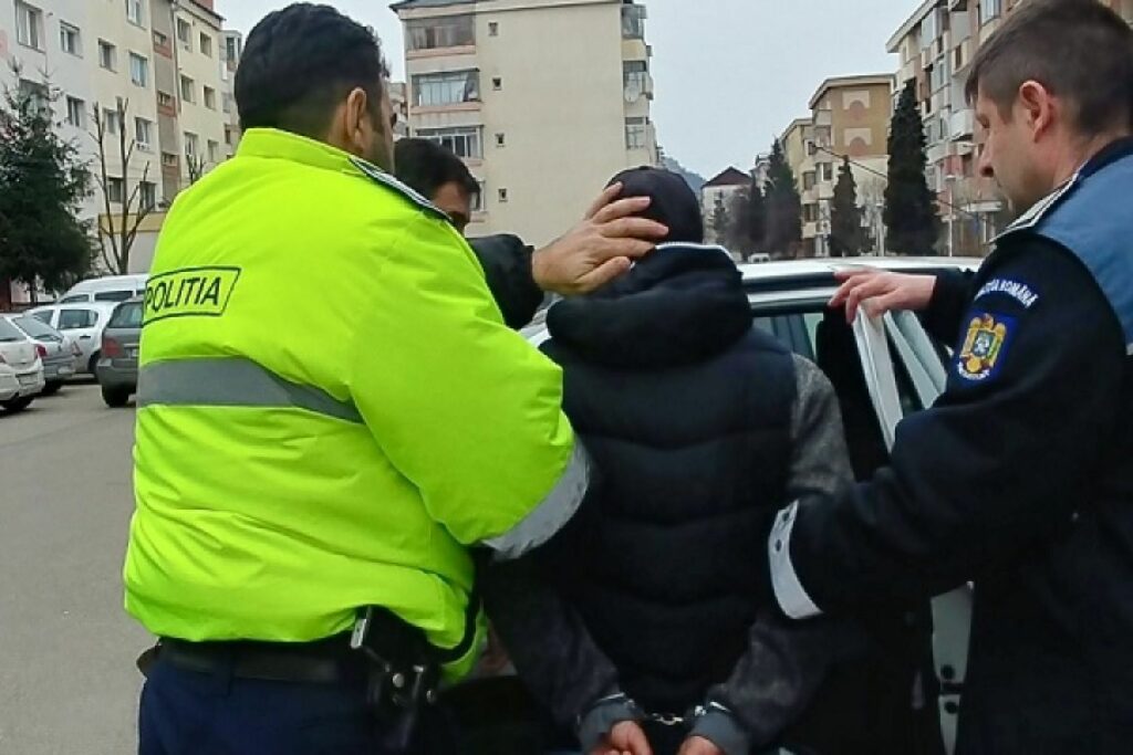 Polițiștii din Iași, primiți în buna tradiție a locului. „Dumnezeul mă-tii, te omor!”