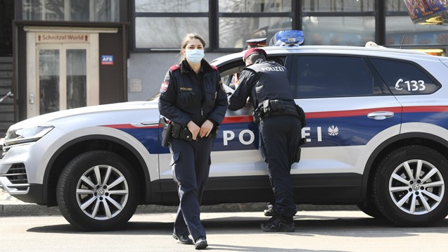 Polițiștii din Europa, atacați cu scuipat cu Coronavirus