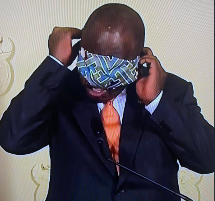Masca de protecție l-a „mușcat” de mână pe președintele Africii de Sud! VIDEO demențial