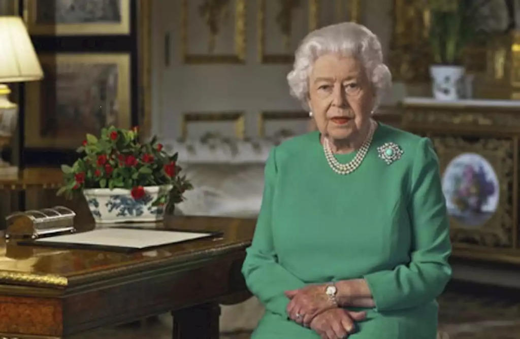 Glume nesărate şi imagini-şoc cu Regina Elisabeta a II-a pe internet. Foto incredibile în articol