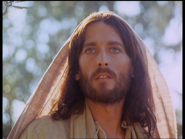 Cum arată actorul care a făcut rolul vieții în „Iisus din Nazaret” acum 43 de ani
